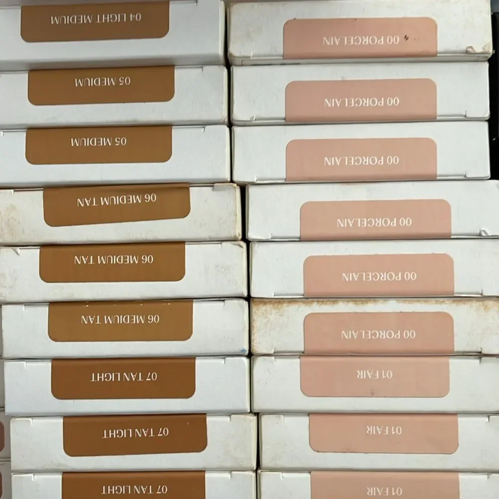 Huda GLOWISH Smoothing Breathable Luminous Pressed Powder 7 shades in stock